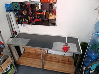 Mesa de trabajo metálica con superficie de acero.