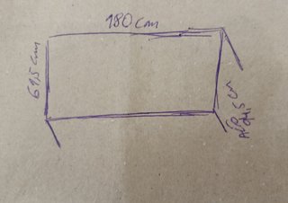 Mesa de trabajo metálica con superficie de acero.