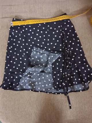 Minifalda lunares negra