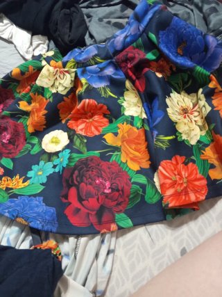 Falda estampada flores volantes