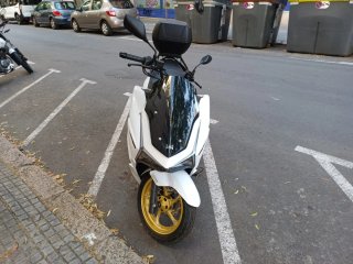 Leble Island Scooter 2026 Blanca y Dorada