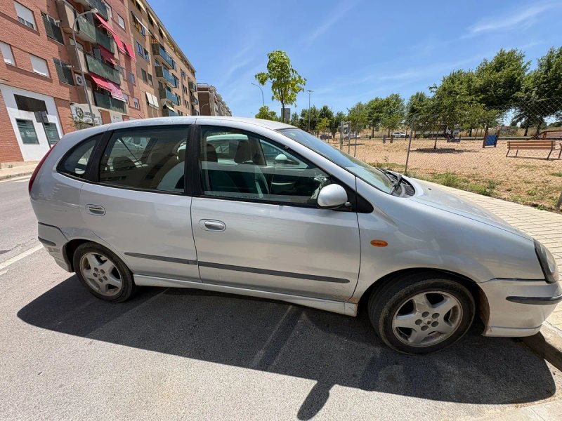 Nissan Almera 2001 - foto 1