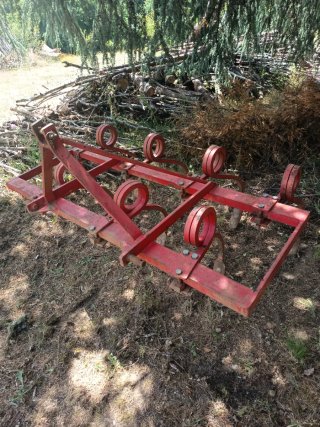 Cultivador agrícola rojo