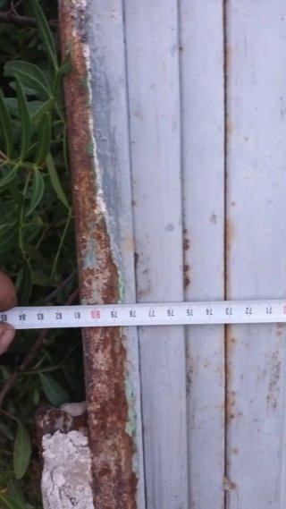 Puerta de hierro con cerradura