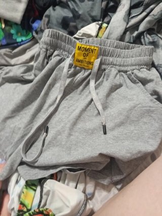 Pantalón corto gris de verano