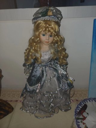 Bambola in porcellana con vestito blu originale