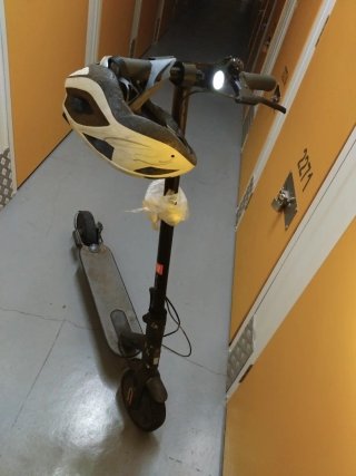 Patinete eléctrico scooter blanco y negro