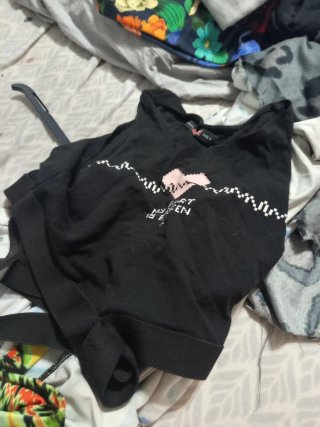 Camiseta tirantes negra corazón pixelado