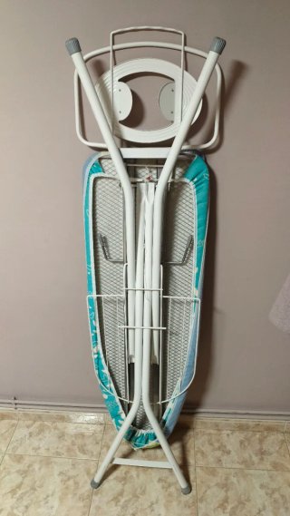 Tabla de planchar con soporte