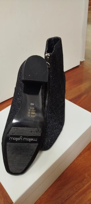 Botines Mellow Yellow negros brillantes