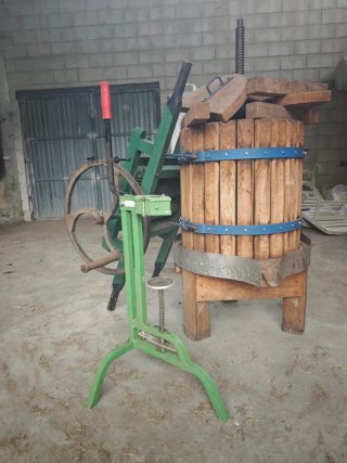 Prensa de vino, estrujadora y encorchadora