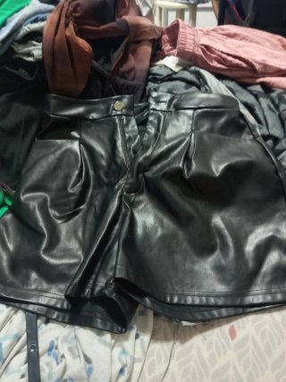Pantalón corto efecto piel negro