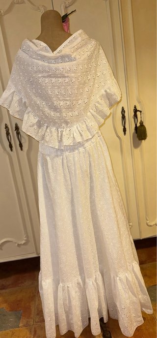 Mantón Flamenco Blanco de tela bordada.