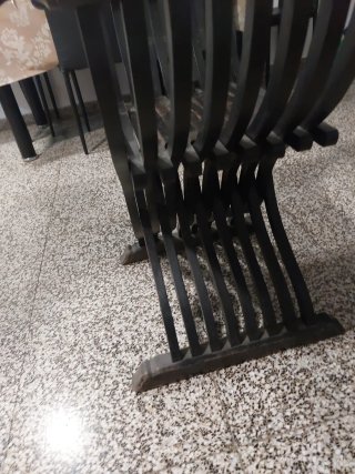 Silla antigua de madera tallada plegable