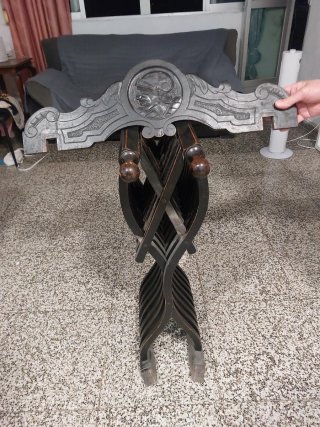 Silla antigua de madera tallada plegable