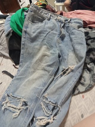 Pantalón mom vaquero desgastado