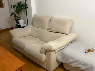 Sofá de tela beige