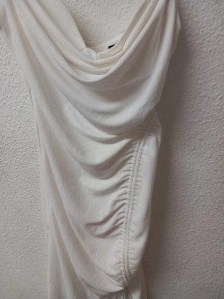 Vestido blanco drapeado y fruncido