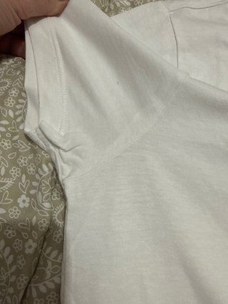 Camiseta Mango Blanca con Logo Dorado