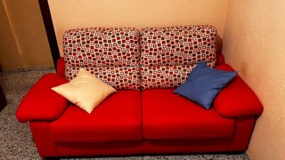 Sofá de tela rojo y multicolor