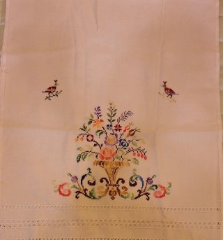 Toalla bordada a mano con pájaros y flores