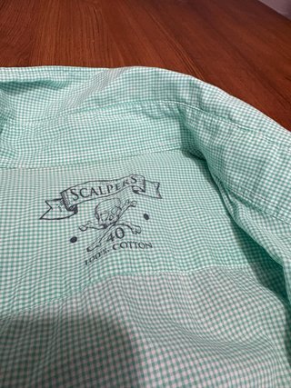 Camisa Scalpers verde turquesa.