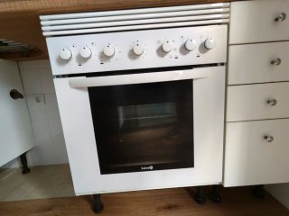Cocina blanca con horno y vitrocerámica