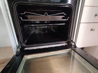 Cocina blanca con horno y vitrocerámica
