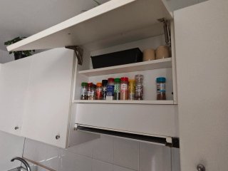 Cocina blanca con horno y vitrocerámica