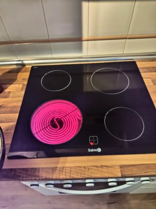Cocina blanca con horno y vitrocerámica