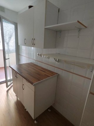 Cocina blanca con horno y vitrocerámica