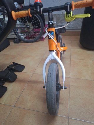 Bicicleta infantil naranja sin pedales