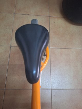 Bicicleta infantil naranja sin pedales