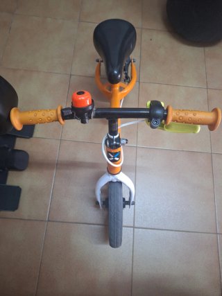 Bicicleta infantil naranja sin pedales