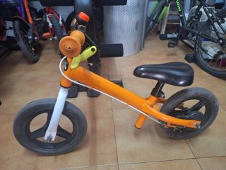 Bicicleta infantil naranja sin pedales