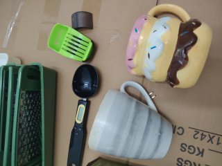 Juego de utensilios de cocina y tazas