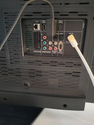 Smart TV Grundig 39 Nueva con mandos y adaptadores