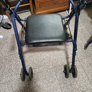 Andador azul con asiento y cesta