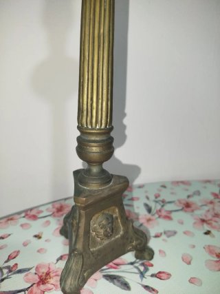 Candelabro eclesiástico de mesa antigua de bronce