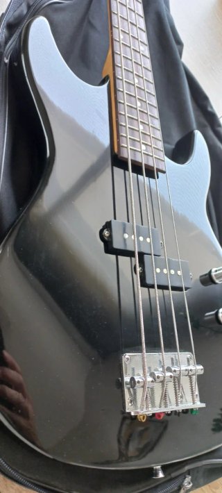 Bajo Harley Benton escala corta