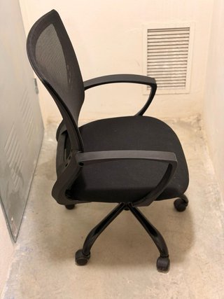 Silla de oficina negra con ruedas
