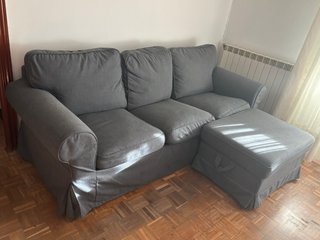 Sofá 3 plazas IKEA con puff gris