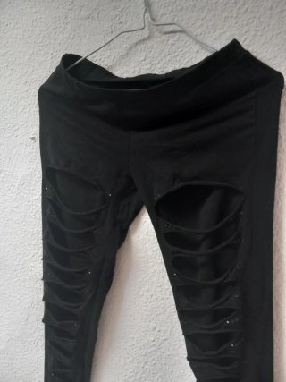 Pantaloni neri con strappi