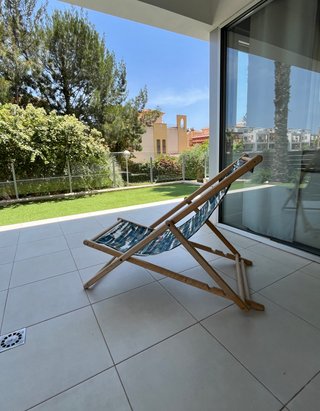 Tumbona plegable de madera y tela