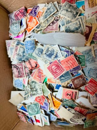 Caja de Sellos Postales Variados