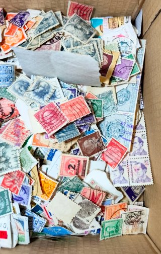 Caja de Sellos Postales Variados