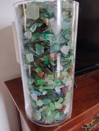 Jarrón con cristales de mar verdes y transparentes