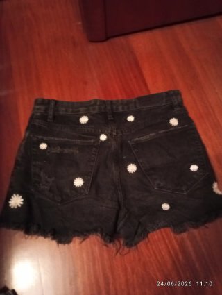 Pantalones cortos vaqueros desgastados