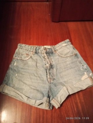 Pantalones cortos vaqueros desgastados