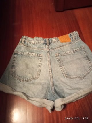 Pantalones cortos vaqueros desgastados